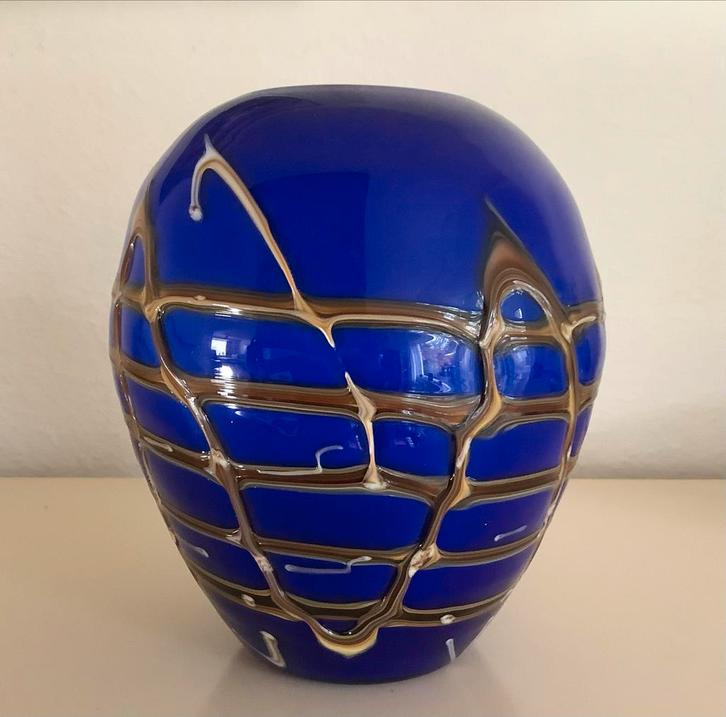 Blauwe glazen vaas met bruin reliëf - 20cm, Huis en Inrichting, Woonaccessoires | Vazen, Zo goed als nieuw, Blauw, Minder dan 50 cm