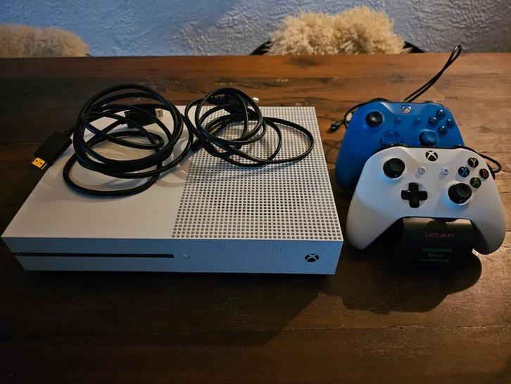 Xbox One met 7 games, Spelcomputers en Games, Spelcomputers | Xbox One, Gebruikt, 500 GB, Met 2 controllers, Ophalen