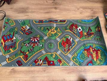 Speelkleed met straten en gebouwen beschikbaar voor biedingen