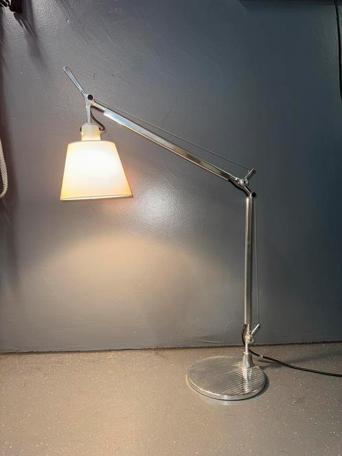 Designlamp Artemide Tolomeo Basculante, Huis en Inrichting, Lampen | Tafellampen, Zo goed als nieuw, 50 tot 75 cm, Kunststof, Overige materialen