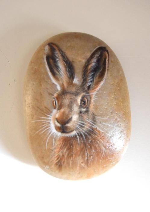 Haas, hand geschilderd op een mooi gekleurde riviersteen, Antiek en Kunst, Kunst | Overige Kunst, Ophalen of Verzenden