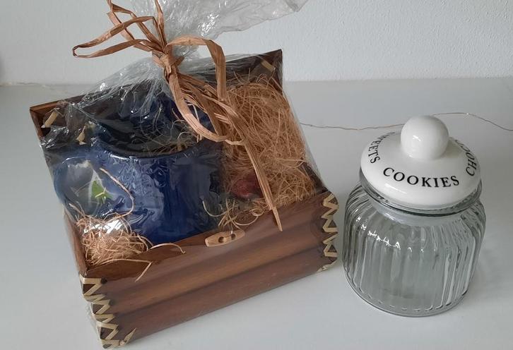 Houten ophangbakje met mok, geribbeld voorraadpotje, Huis en Inrichting, Woonaccessoires | Overige, Zo goed als nieuw, Ophalen