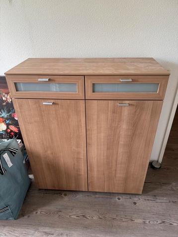 Kast met planken en lades beschikbaar voor biedingen