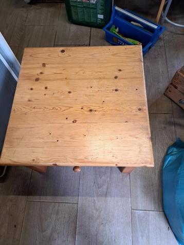 grenen bijzettafel gratis op te halen . 2 beschikbaar voor biedingen