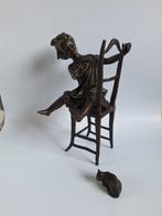 Leuk bronzen beeld vrolijk meisje op stoel., Ophalen of Verzenden