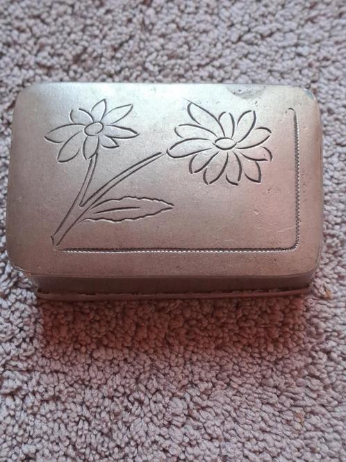 Doosje met bloemen van zwaar metaal met merkje onderop, Antiek en Kunst, Curiosa en Brocante, Ophalen of Verzenden