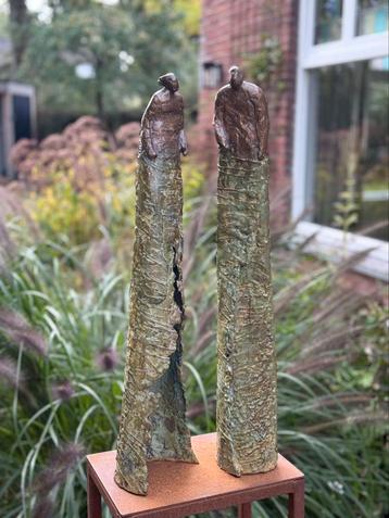 Twee bronzen beelden met sokkel | kunst brons beschikbaar voor biedingen