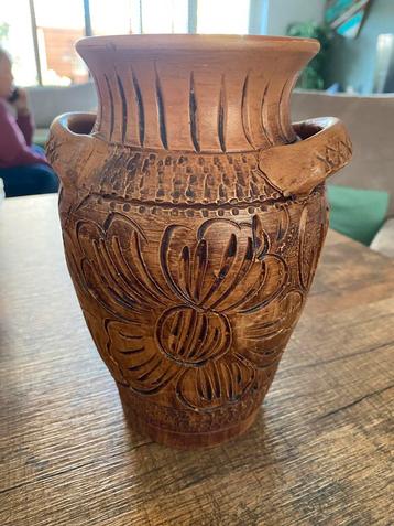 Antieke Aardewerk Vaas met Bloemenmotief beschikbaar voor biedingen
