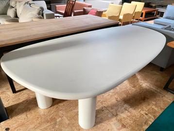 Richmond Interiors eettafel Bloomstone Japandi stijl ovalig beschikbaar voor biedingen