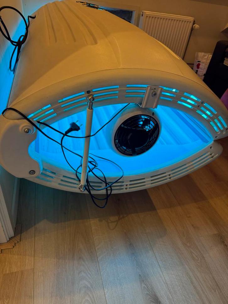 Zonnebank 24 lampen met gezichtsbruiner, Witgoed en Apparatuur, Zonnebanken en Gezichtsbruiners, Gebruikt, Zonnebank enkelzijdig