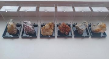 Lot mineralen in doosjes (6 stuks) beschikbaar voor biedingen