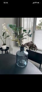 Blauw glazen vaas IKEA met kunstbloemen, Huis en Inrichting, Woonaccessoires | Vazen, Blauw, Ophalen of Verzenden, Minder dan 50 cm