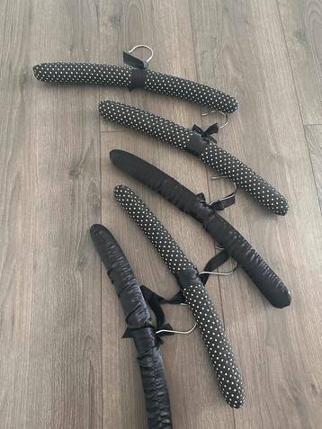 5 zachte zwarte hangers beschikbaar voor biedingen