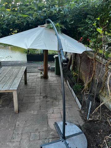 Zweefparasol beschikbaar voor biedingen
