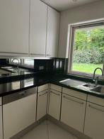 U-vormige keuken met een zwart granieten keukenblad, Ophalen, Gebruikt, U-keuken, Graniet of Steen