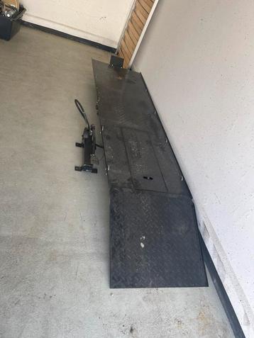 Zware heftafel met voetpomp beschikbaar voor biedingen