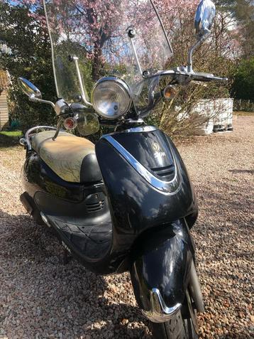  Mooie zwarte retro scooter te koop beschikbaar voor biedingen