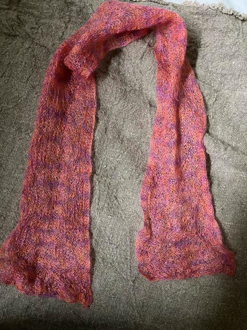 Fijngebreide roze sjaal, Kleding | Dames, Mutsen, Sjaals en Handschoenen, Zo goed als nieuw, Sjaal, Ophalen of Verzenden