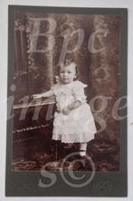 Kabinetfoto guitig meisje staand wit jurkje 1900's, Gebruikt, Verzenden, Foto, Voor 1940