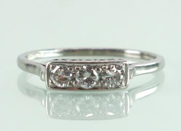 Vintage witgouden ring rijring met drie briljanten  beschikbaar voor biedingen