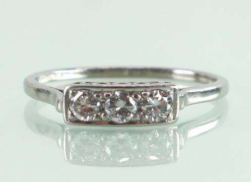 Vintage witgouden ring rijring met drie briljanten, Sieraden, Tassen en Uiterlijk, Antieke sieraden, Ring, Goud, Met edelsteen