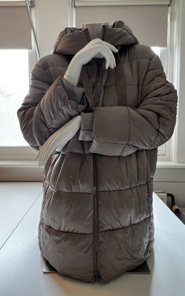 Gerry Weber taupe satijnen puffer jas maat 46, Kleding | Dames, Jassen | Winter, Nieuw, Maat 46/48 (XL) of groter, Overige kleuren