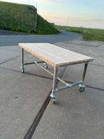 Tafel met steigerpijp ondertsel en steigerhouten blad, Ophalen, Vijf personen of meer, Rechthoekig, 50 tot 100 cm