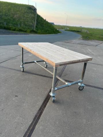 Tafel met steigerpijp ondertsel en steigerhouten blad beschikbaar voor biedingen