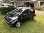 Peugeot 107 1.0 12V 5DR 2011 Zwart met airco en nieuwe APK, Auto's, Voorwielaandrijving, Stof, Zwart, 4 stoelen