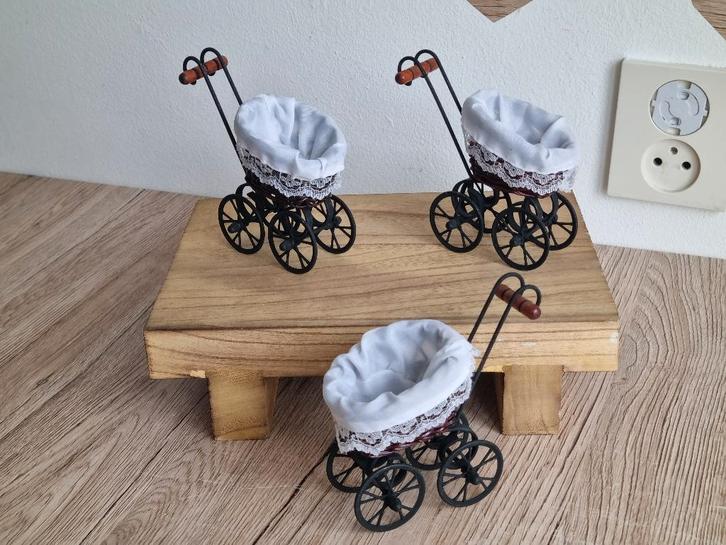 3 Prachtige Antiek Vintage Kleine Kinderwagens Poppenhuis, Verzamelen, Complete verzamelingen en Collecties, Verzenden