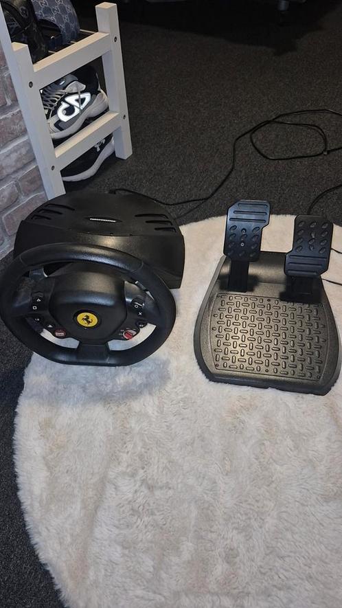 Thrustmaster ferrari racestuur + pedalen, Spelcomputers en Games, Spelcomputers | Sony PlayStation Consoles | Accessoires, Zo goed als nieuw