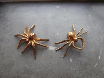 Spinnen decoratie oud geel koper twee stuks beschikbaar voor biedingen