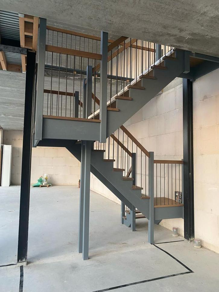 Trap eikenhout  stalen spijlen eikentrap  gedemonteerd, Doe-het-zelf en Verbouw, Overige Doe-het-zelf en Verbouw, Zo goed als nieuw