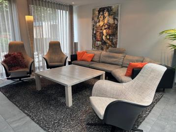 zit-hoekbank Axel van Montis beschikbaar voor biedingen