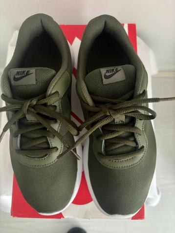 Nike Tajun legergroen beschikbaar voor biedingen