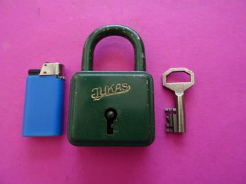 OUD HANGSLOT JUKAS MET SLEUTEL SLOT SLOTEN SLEUTELS beschikbaar voor biedingen