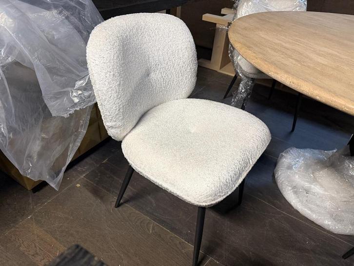 Richmond Interiors vier eetkamerstoelen Kiki, teddy stof wit, Huis en Inrichting, Stoelen, Zo goed als nieuw, Vier, Metaal, Stof