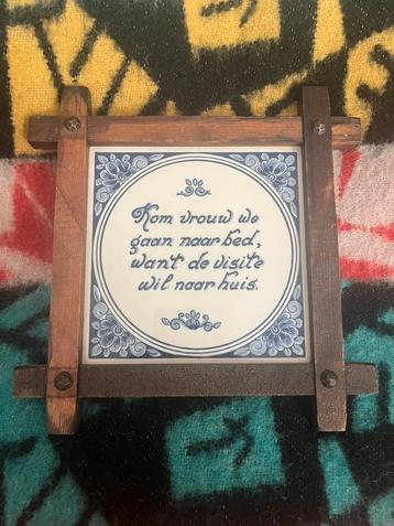 Vintage porseleinen Delftsblauwe wandtegel in houten frame beschikbaar voor biedingen