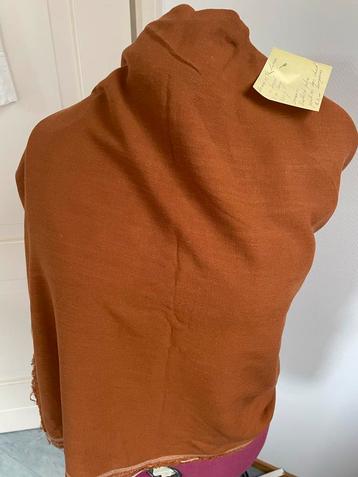 Cinnamon Bruine Linnen Stof ban Blackbird fabric beschikbaar voor biedingen