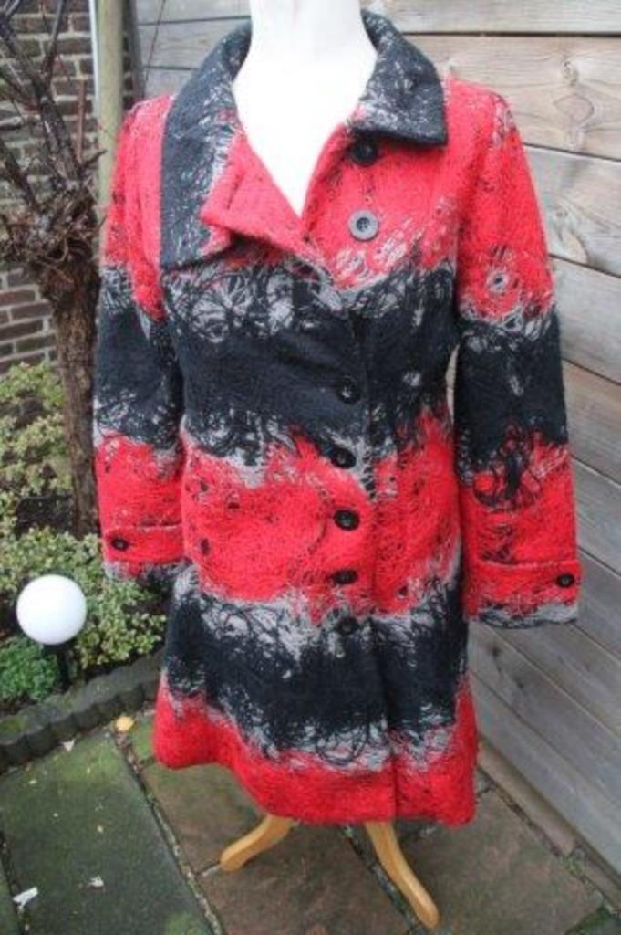 Winterjas zwart/ rood Desigual mt 44 Vaste prijs, Kleding | Dames, Jassen | Winter, Zo goed als nieuw, Maat 42/44 (L), Rood, Ophalen of Verzenden