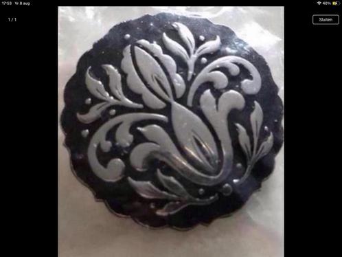 Vintage Zwarte Broche met Zilver kleur Bloemmotieven, Sieraden, Tassen en Uiterlijk, Broches, Gebruikt, Overige materialen, Zwart