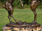 HAZEN / op marmeren voet/ bronzen beeld / rammelende hazen, Dierenbeeld, Nieuw, Info@huisentuindecoratiemarie.nl, Huis en tuin decoratie marie