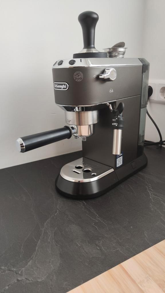 Delonghi Dedica piston koffiezetapparaat + accessoires, Witgoed en Apparatuur, Koffiezetapparaten, Zo goed als nieuw, Espresso apparaat