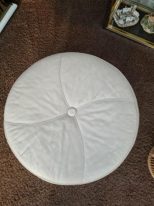 Leren beige poef rond 80 cm hoog ong 40 cm, Huis en Inrichting, Banken | Voetenbanken en Poefen, Zo goed als nieuw, 75 tot 100 cm