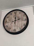 Grote industriële wereldkaart klok 80cm, Ophalen, Zo goed als nieuw, Wandklok