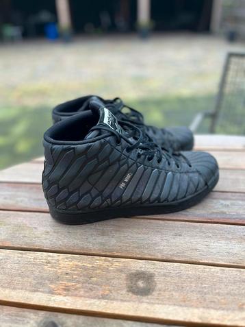 Zwarte Adidas Pro Model Sneakers beschikbaar voor biedingen