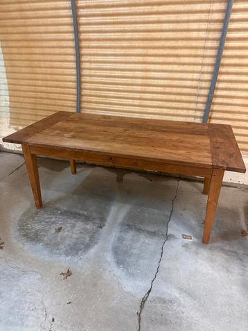 Houten Tafel - Robuust en Stijlvol beschikbaar voor biedingen