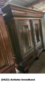 (0423) Antieke broodkast van 195x55x190 cm BxDxh. Met relief, Ophalen