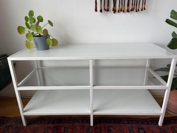 Lage witte kast met glasplaat beschikbaar voor biedingen