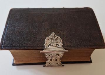 Staten bijbel met zilveren slot beschikbaar voor biedingen